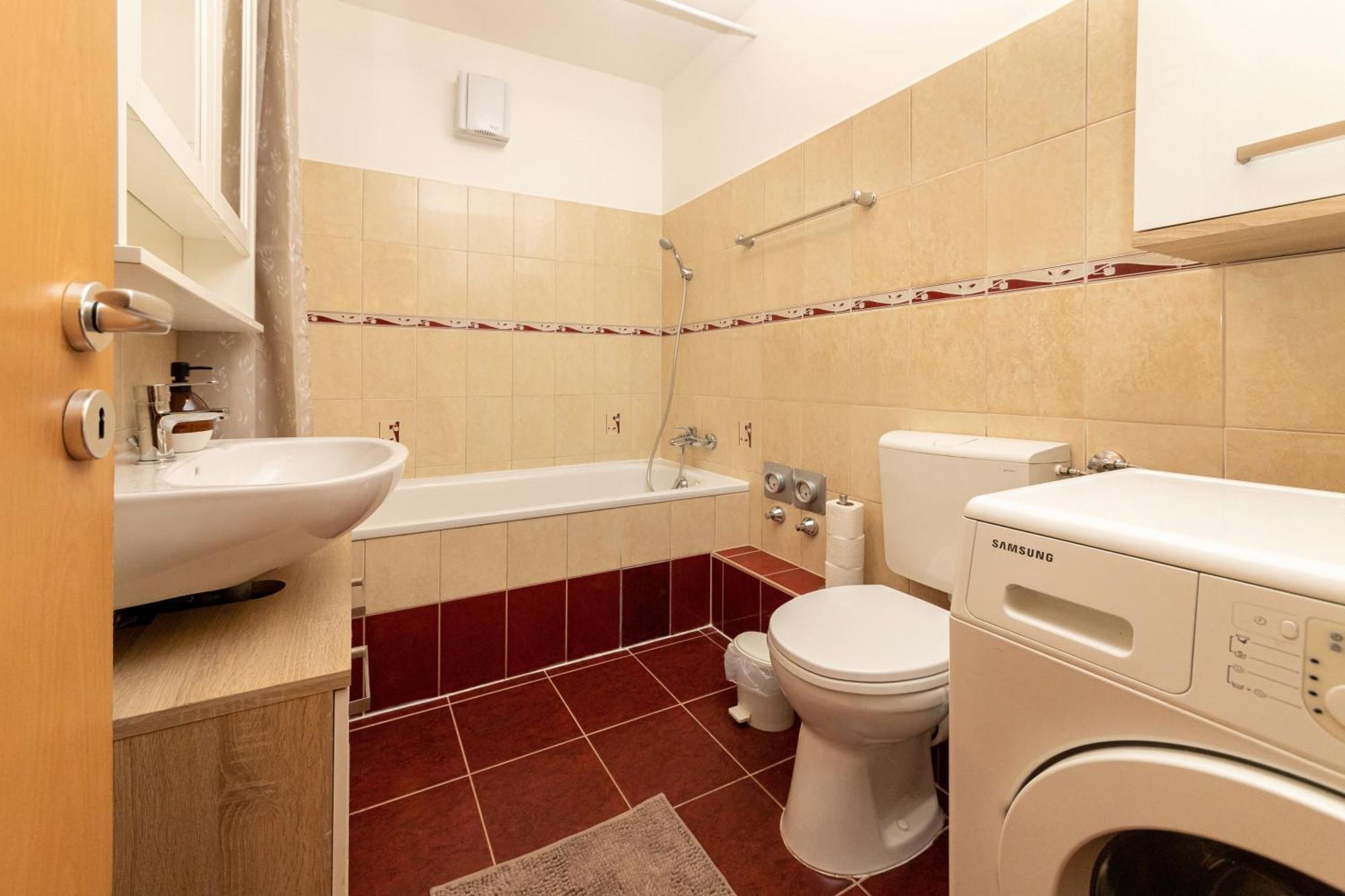 Center Budget Apartment Inside Free Parking Self Check-In Free Streaming Ac Balcony Budapest Exteriör bild
